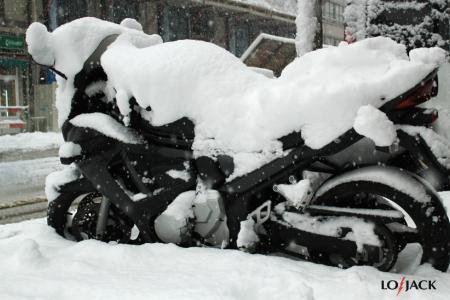 Motocykl pod śniegiem